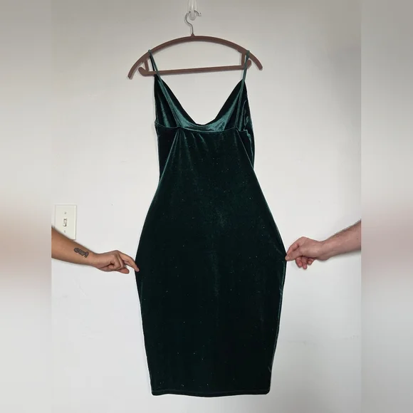 Elegant Green Velvet Dress - Picture 2 of 7